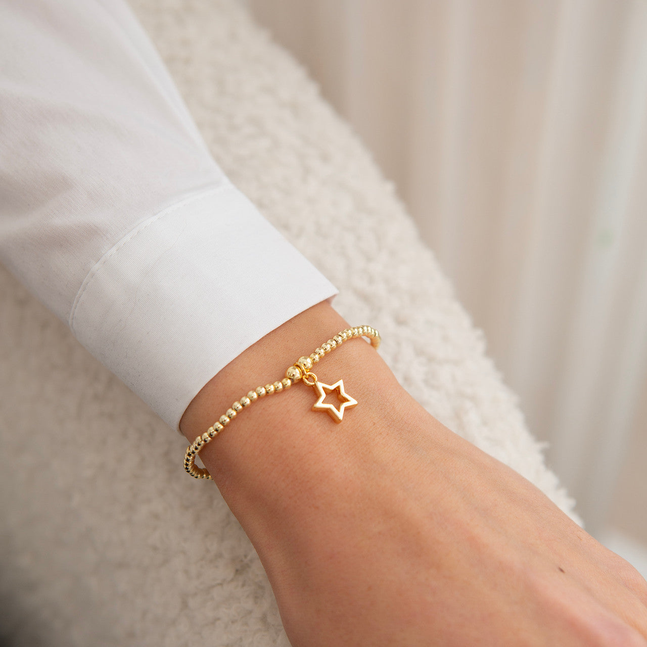 Dazzling open star bracelet in gold