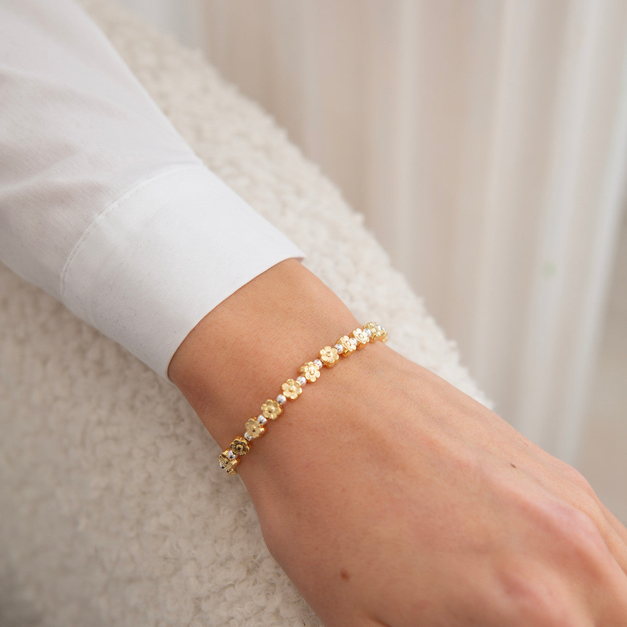 Adorable gold flowers bracelet