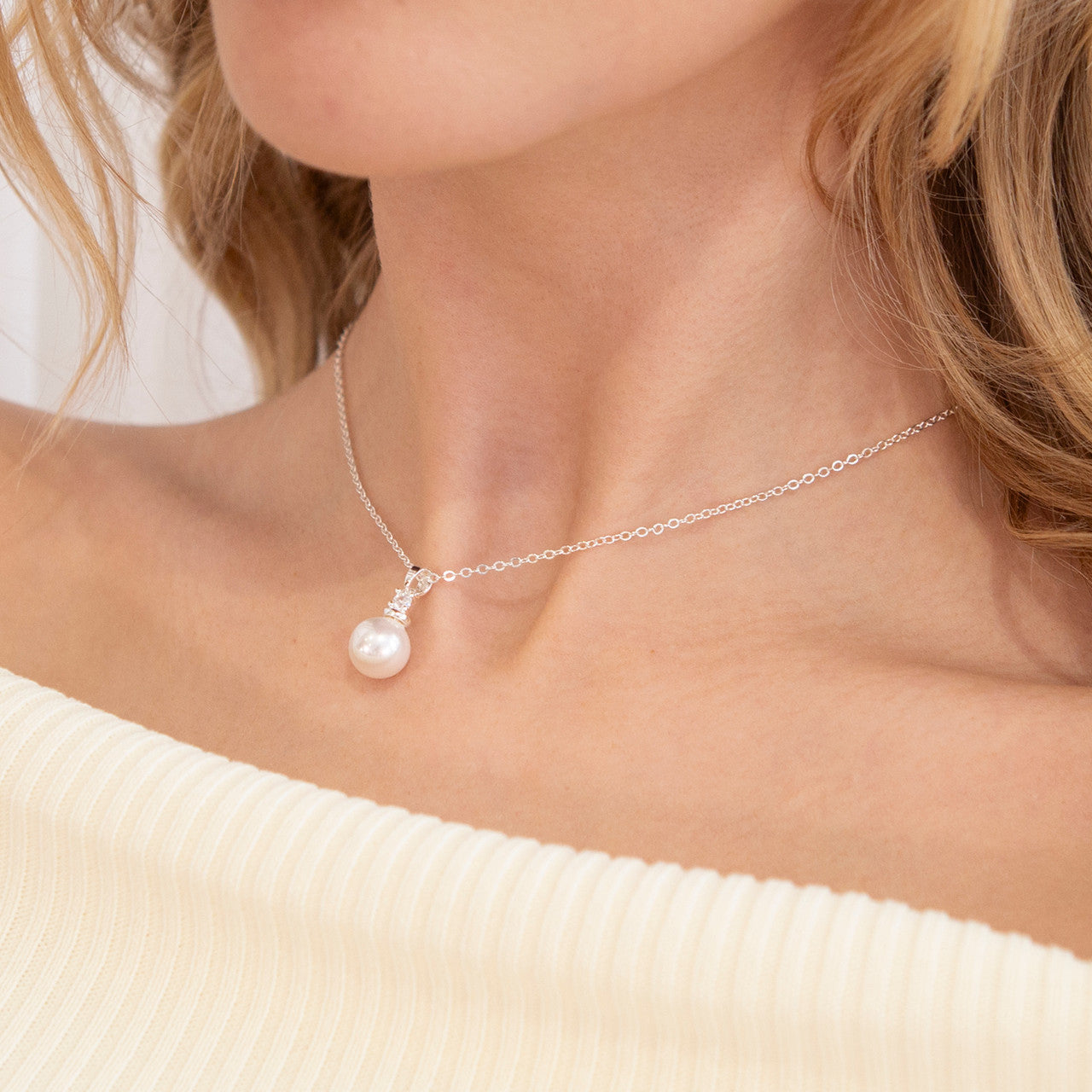 Pearl pendant necklace