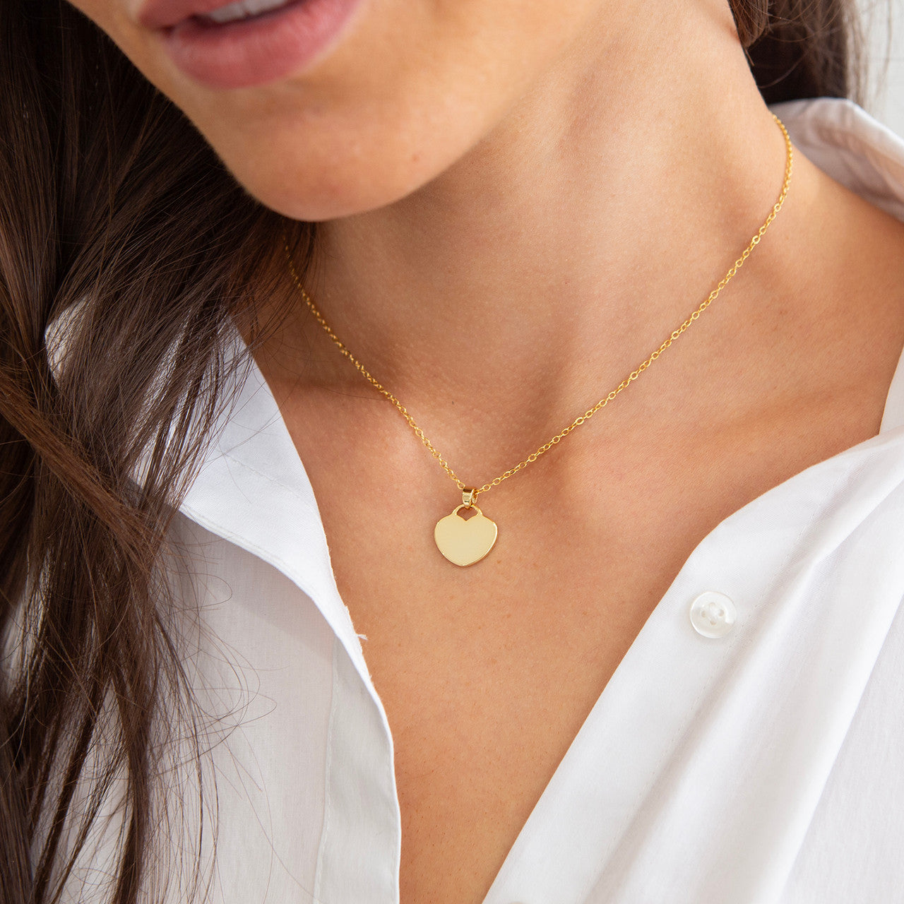 Elegant heart pendant necklace in gold