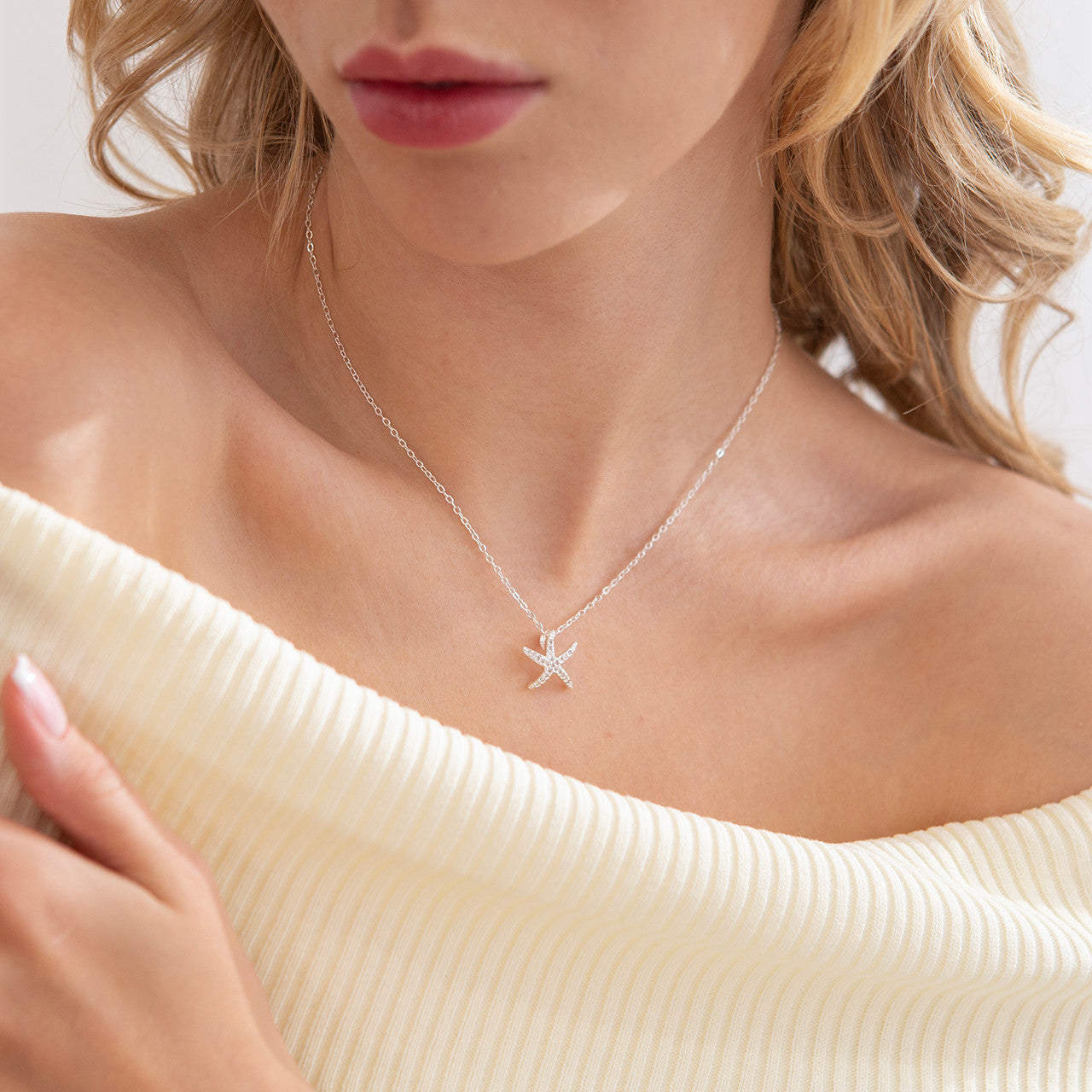 Sparkling starfish pendant necklace