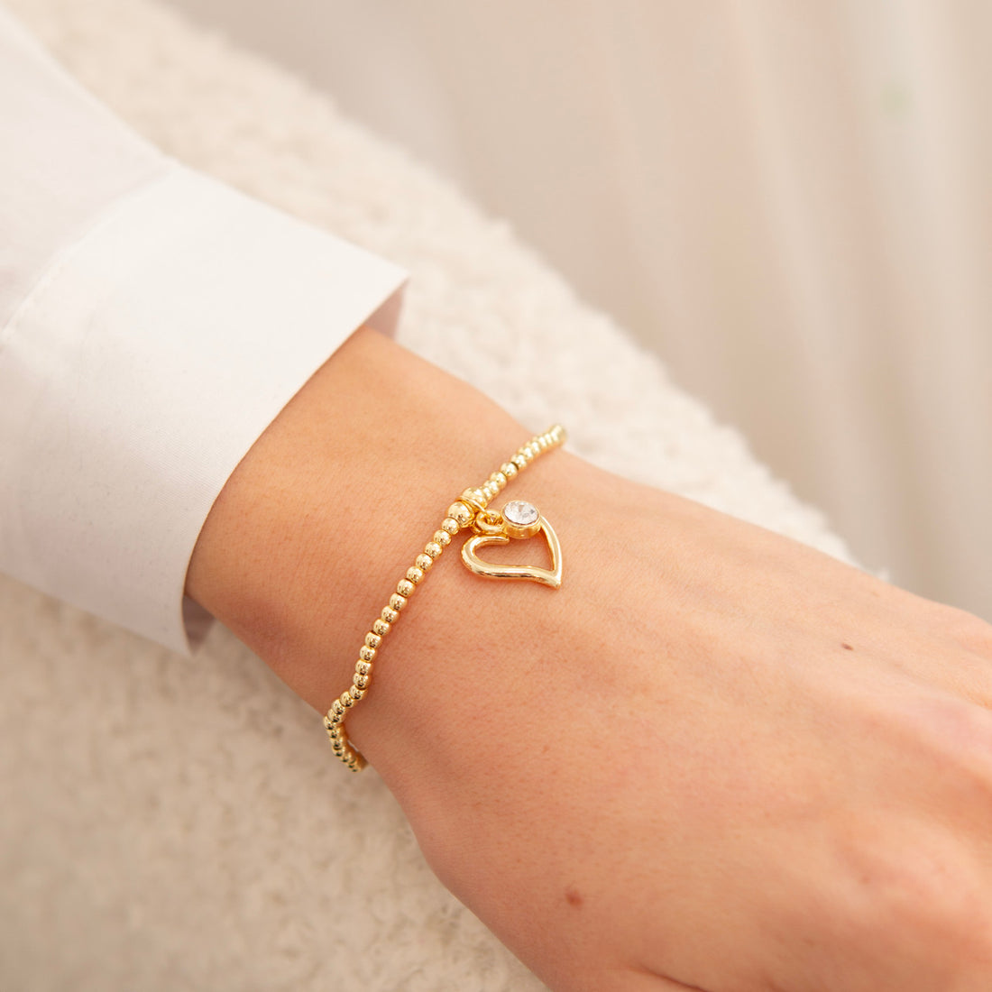 Open heart bracelet in gold