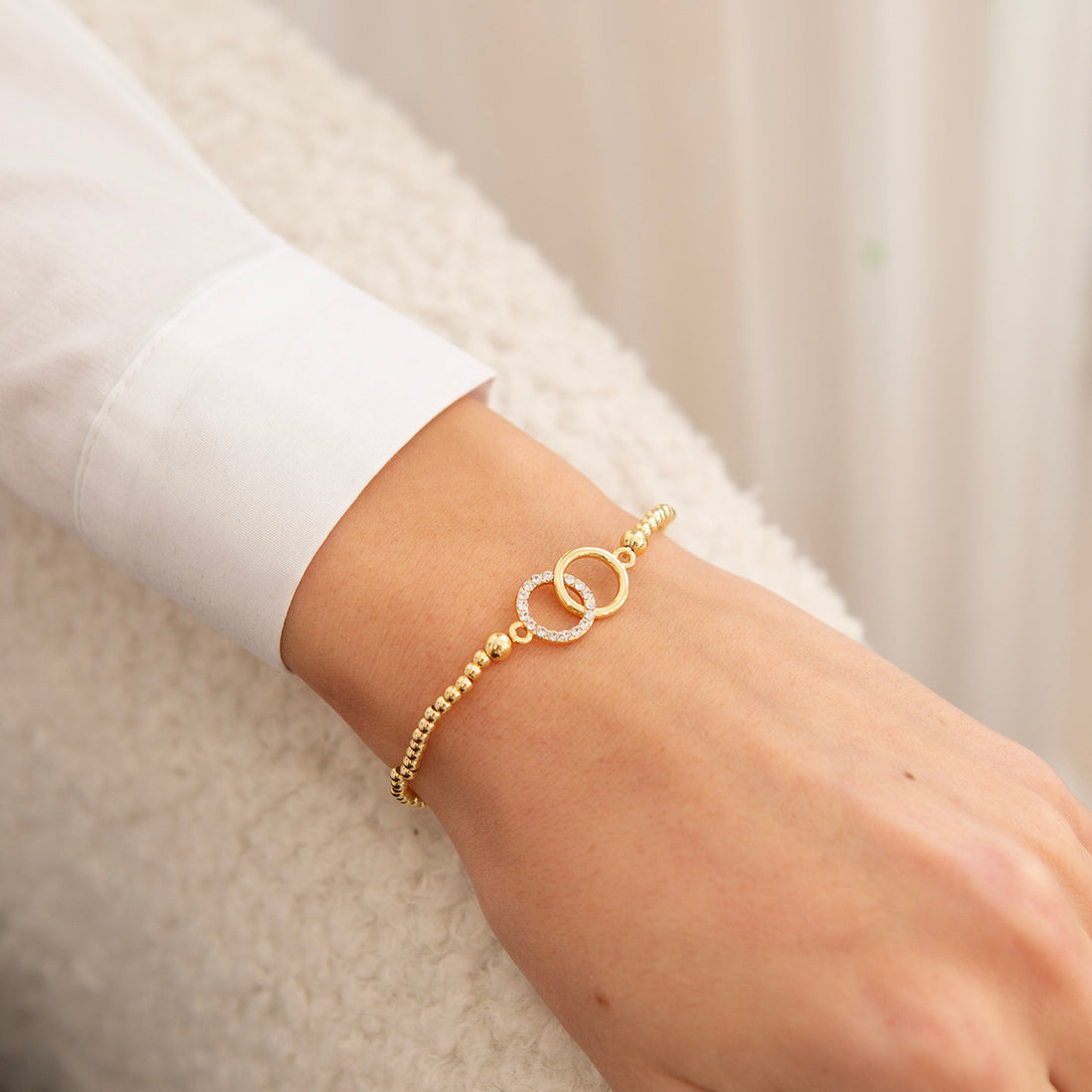 Entwined circle bracelet in gold