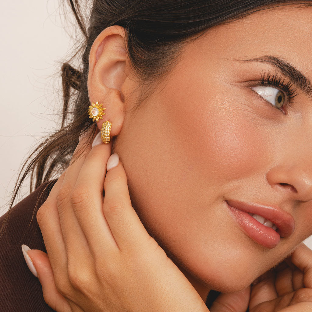 Gold daisy studs
