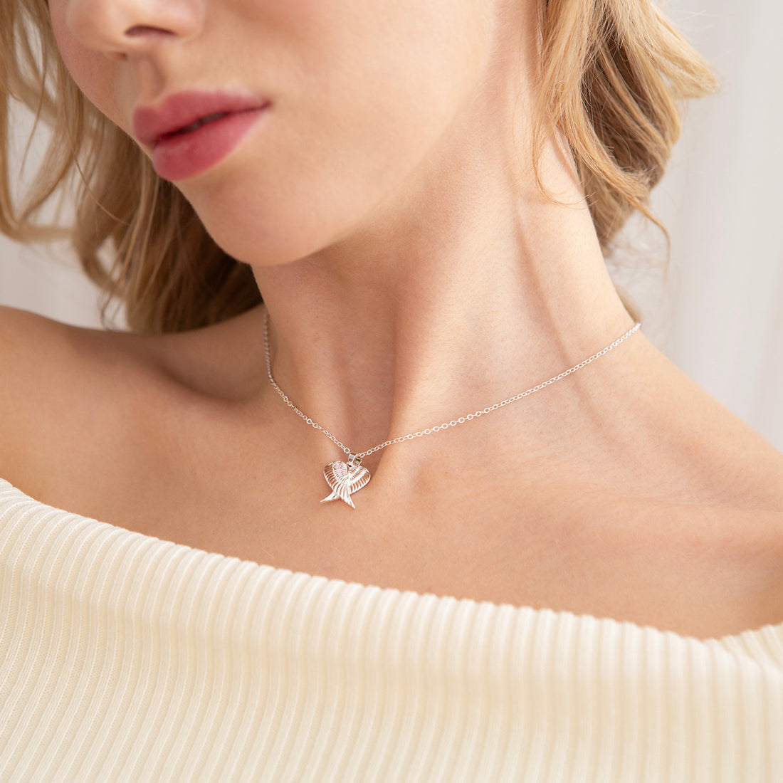 Double wings pendant necklace