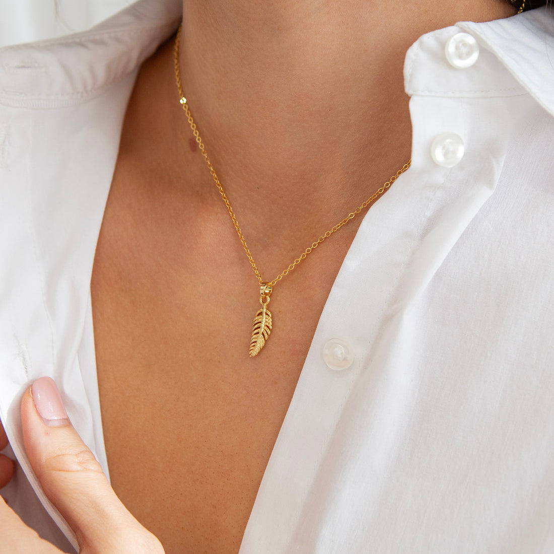 Feather pendant necklace in gold