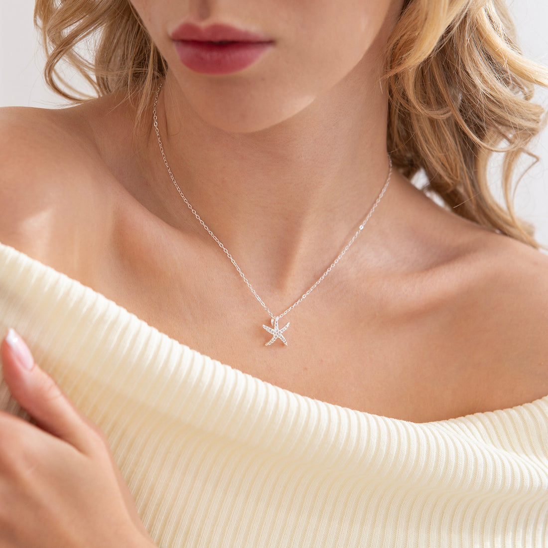 Sparkling starfish pendant necklace