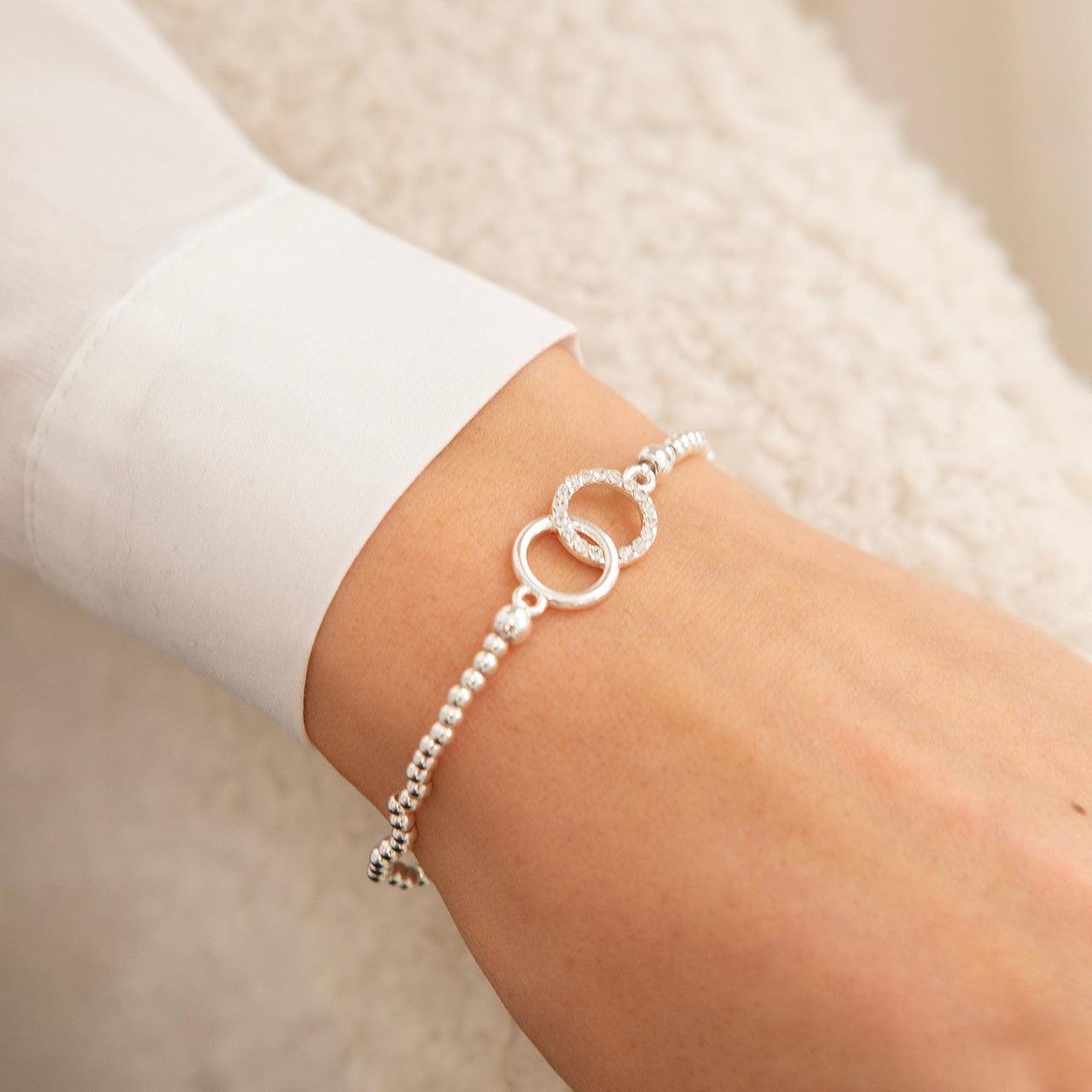 Sparkling circle bracelet